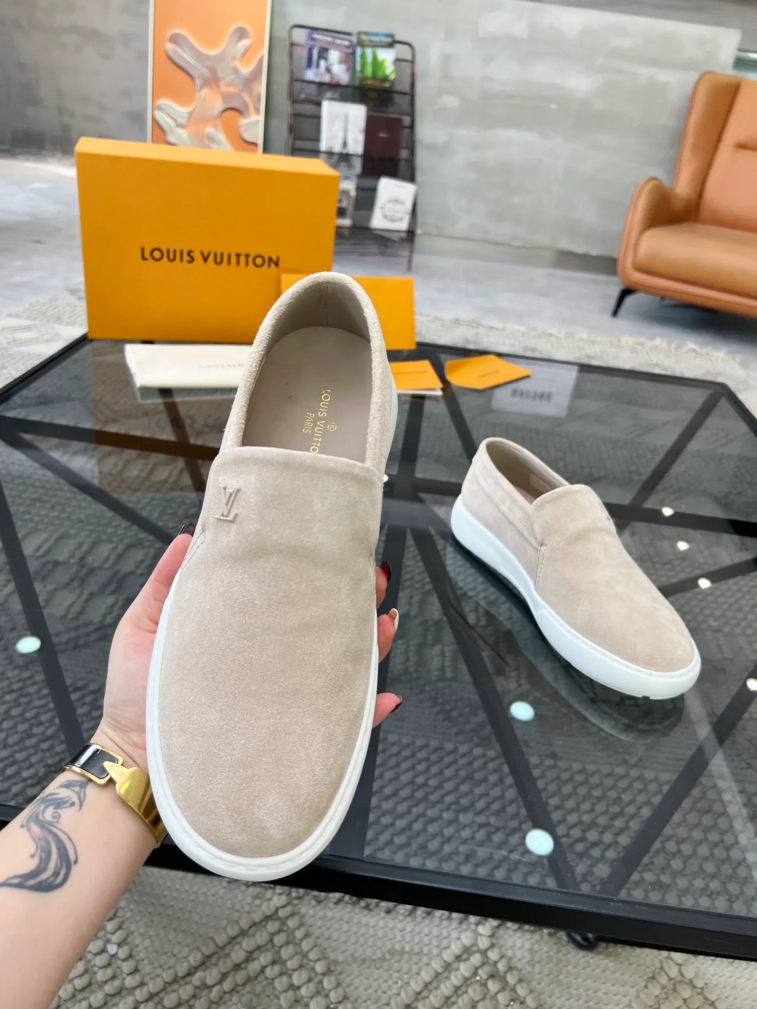 Factory price: 520💰 LV🔍Top purchasing agent🇮🇹 Road The most popular sneakers are available at the same time in the super popular sports shoe counters. The uppers are made of Italian original imported cowhide fabric. The classic and generous layout is a must-have for fashionistas. The complex craftsmanship is perfectly reproduced. The imported soft water-dyed cowhide lining is padded. The soles are: original soles specially provided by the factory. The exclusive foamed molded soles are super comfortable. The original factory follows the order. 🔍🔍High quality. You can go in and out of the counter at will. Welcome to compare. Size 39-45 (38 can be ordered)